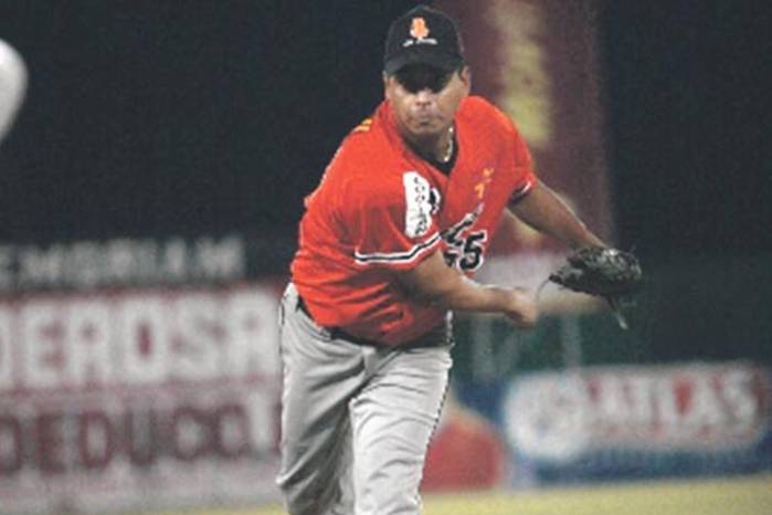 Posteriormente, Mendoza pasó a los Medias Rojas de Boston, donde jugó durante las temporadas 2003 y 2004.