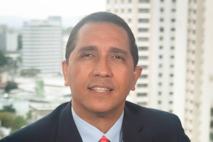 Carlos Gasnell Acuña, profesor de Derecho Administrativo y exasesor legal de la DGCP