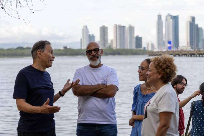 Tras la demolición, la representante Vamvas convocó al público a visitar el Coco Parque, quienes no dudaron en aprovechar este momento histórico.