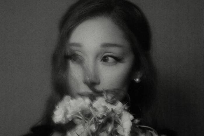 La cantante estadounidense Ariana Grande durante la producción del videoclip oficial del sencillo Petal, dirigido por el realizador Christian Breslauer.