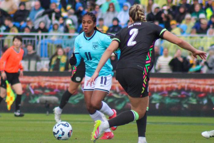 La futbolista panameña, Sherline King (izq.).