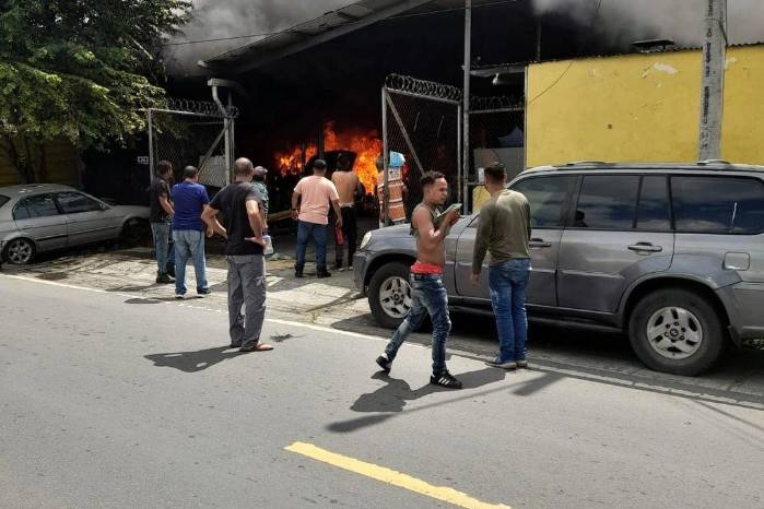 El incendio generó una densa columna de humo que afecta a los residentes y transeúntes del área.