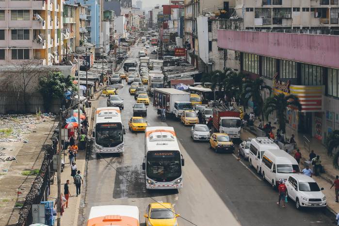 En ciudades densas, la estrategia más eficiente consiste en trasladar viajes hacia modos de mayor capacidad, como el transporte público, que permite optimizar el uso del espacio urbano compartido.