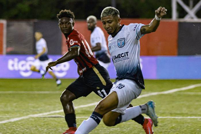 El jugador del Umecit FC, Emmanuel Gómez durante un partido contra el Sporting San Miguelito.