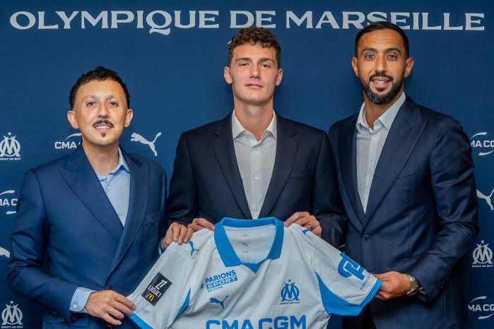 Benjamin Pavard siendo presentado con el Olympique de Marsella.