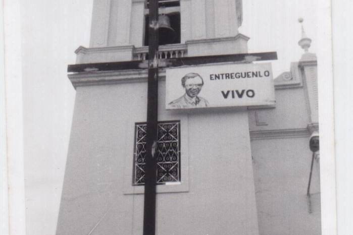 En 1971, una cruz en la Iglesia de Santiago pide la liberación con vida del Padre Héctor Gallego.