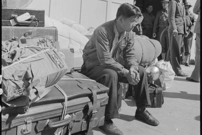 Residentes de origen japonés son enviados a campos de concentración en California (Estados Unidos), en 1942.