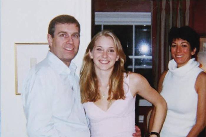 Una foto sin fecha, tomada en un lugar no revelado y publicada el 9 de agosto de 2021 por el Tribunal de Distrito de los Estados Unidos para el Distrito Sur de Nueva York, muestra (de izq. a der.) al príncipe Andrés, Virginia Giuffre y Ghislaine Maxwell posando para una foto.