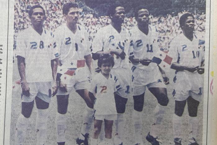 Mendieta, Rommel, los hermanos Julio, Jorge y Armando Dely Valdés ante Costa Rica en San José. incomprensible alineación del entrenador De Simone con cuatro delanteros.