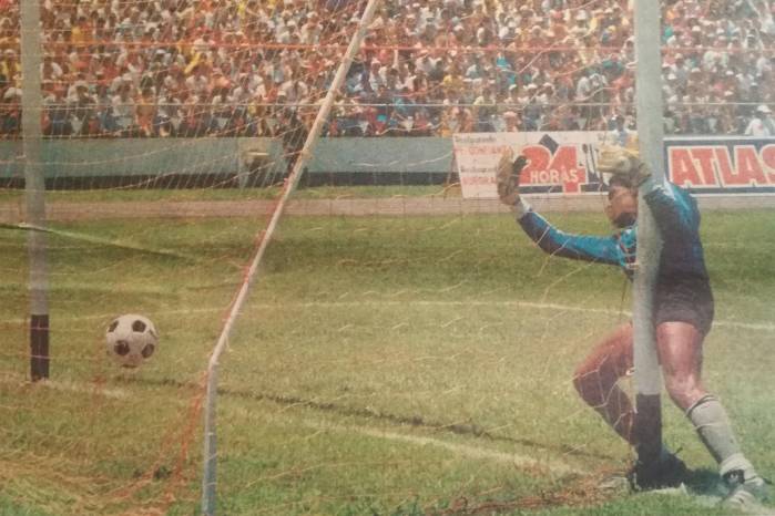 El gol de Juan Cayasso a los 55 segundos, captado por el fotógrafo Camilo Jipsión, registrado cuatro años después en la portada de Mundo Deportivo.