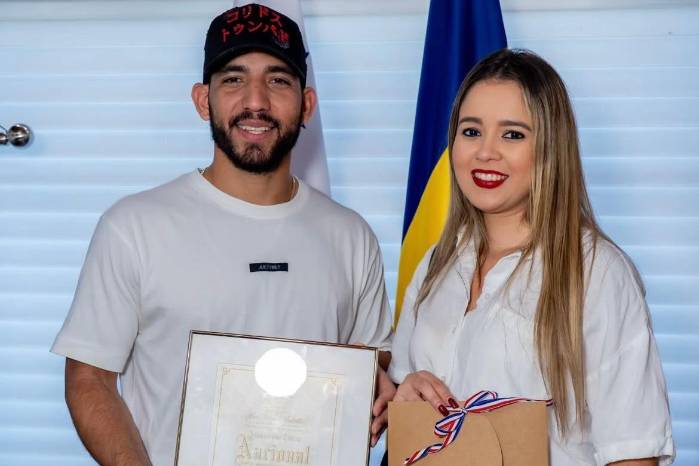 El beisbolista panameño, José Caballero (izq.).