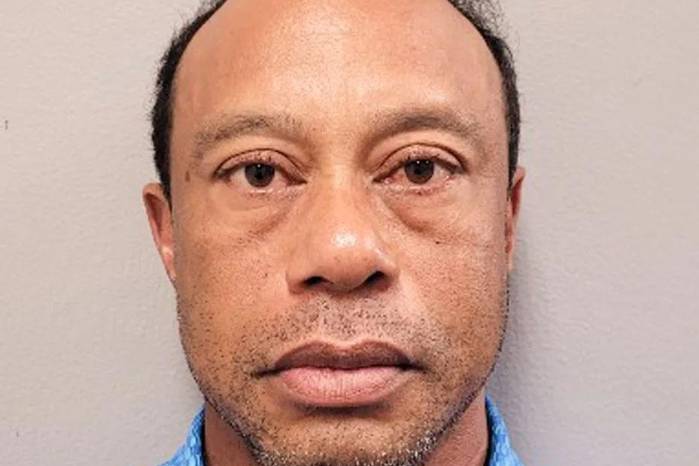 Fotografía publicada por la oficina del condado de Martin en X del golfista Tiger Woods, ganador de 15 'grandes', que fue detenido por daños a la propiedad y por negarse a una prueba de orina tras verse involucrado en un accidente de carretera en Jupiter Island.