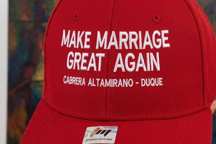 La gorra roja entregada a los invitados, similar a la que se utiliza en los mítines del presidente estadounidense Donald Trump. En este caso, decía ‘Make Marriage Great Again’. (‘Hagan al matrimonio grande otra vez, en inglés.)