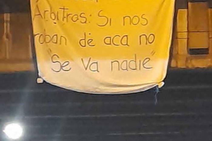 Letrero colgado en la ciudad de Guatemala, previo al partido ante la selección de Panamá por las eliminatorias de Concacaf con miras al Mundial 2026.