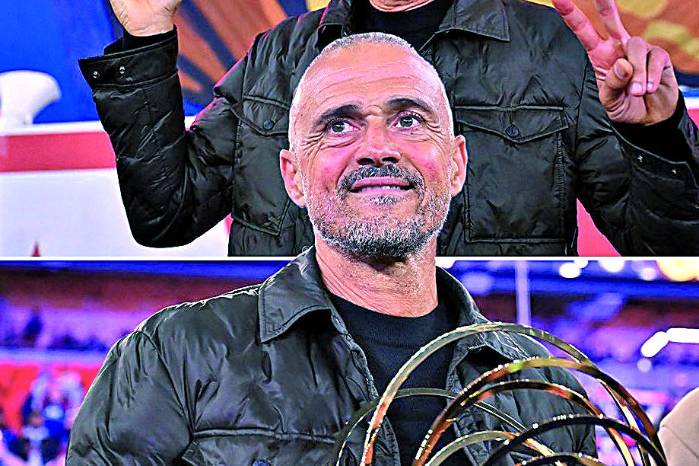 Luis Enrique se presenta con el PSG ante su exequipo estrenando el Trofeo Johan Cruyff al Mejor Entrenador de la temporada 2024-25.