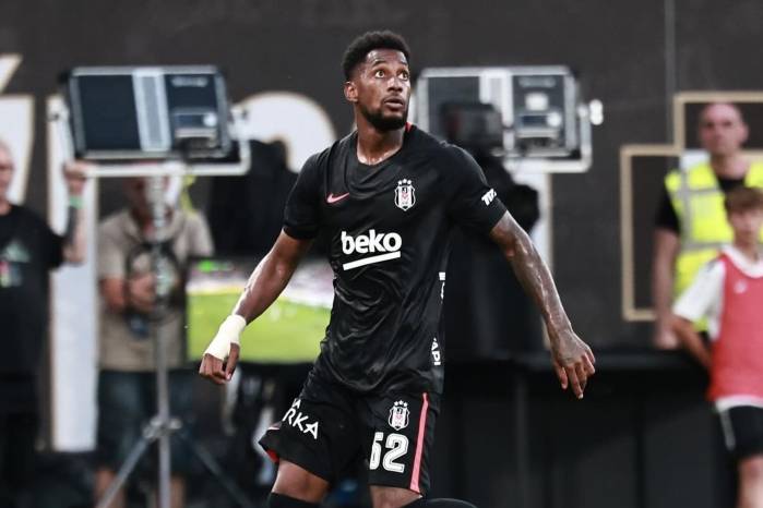 Amir Murillo durante un partido con el Besiktas.