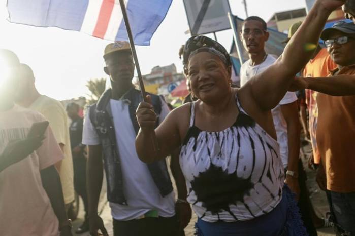 Aficionado de Cabo Verde celebrando la clasificación al Mundial 2026.