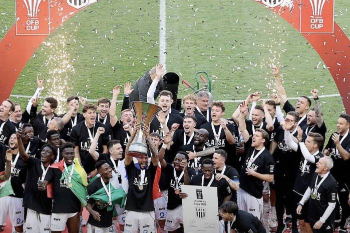 El central panameño, Andrés Andrade celebrando su título con el LASK.