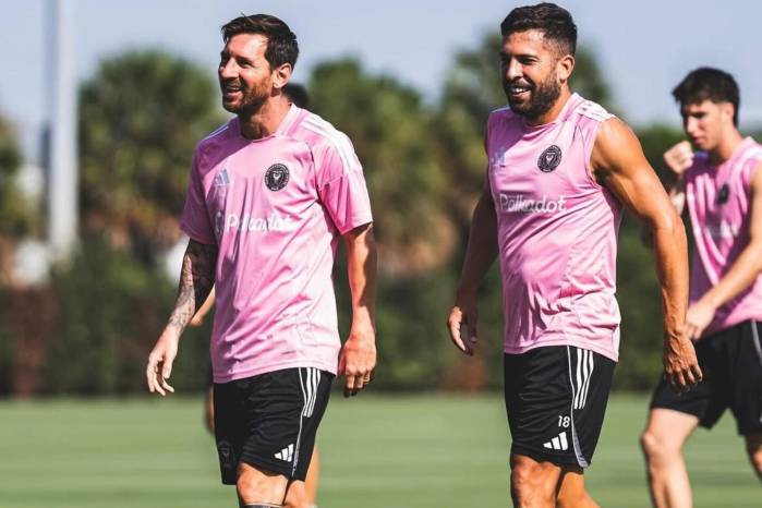 Lionel Messi (izq.) y Jordi Alba durante un entrenamiento con el Inter Miami.