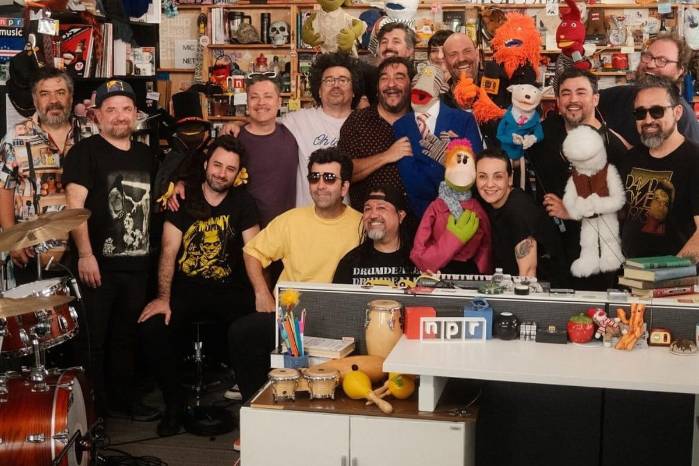 Con su inconfundible mezcla de música en vivo y teatro de marionetas, ofrecieron un show que combinó la risa, la nostalgia y la emoción.