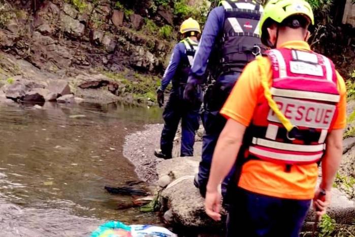 Tras el hallazgo, personal de emergencia permaneció en el área, mientras esperaban la llegada de las autoridades del Ministerio Público.