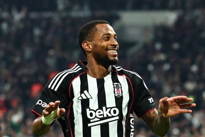 Michael Murillo durante el partido con el Besiktas.