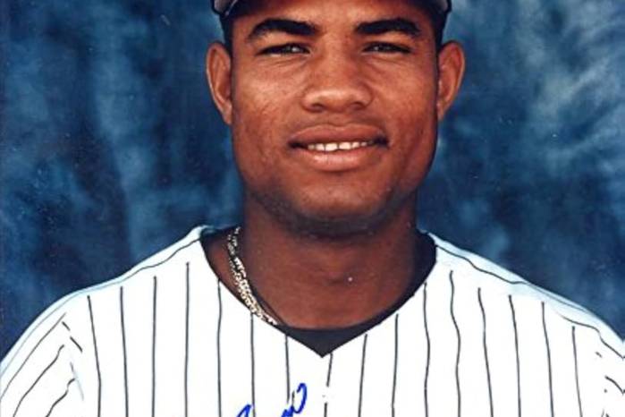En la temporada de 1996, alternó entre ligas menores y Grandes Ligas, participando en 46 juegos con los Yankees.
