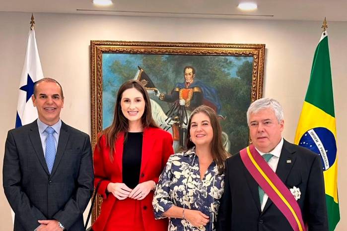 Condecoración del embajador de Brasil por la inclusión de Panamá como país miembro asociado al Mercosur.