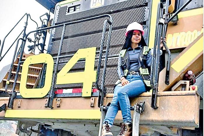 Yulainy con equipo pesado en la mina.