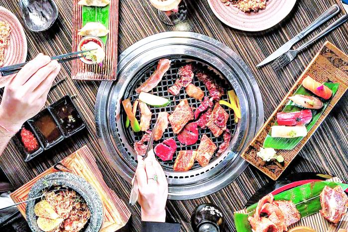 Existen diferentes cortes de carne, tales como Karubi —costillas de res o puerco sin hueso—, Rosu —costillas de res—, Tan —Lengua— o Hire —solomillo— entre otras.