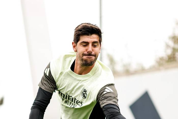 Thibaut Courtois, portero del Real Madrid, entrena con el balón oficial de la Copa Mundial de Clubes. La final será el 13 de julio en el Estadio MetLife, Nueva Jersey.