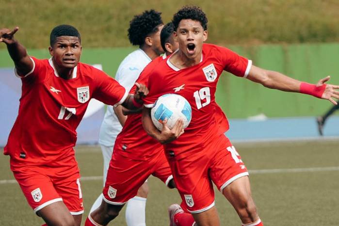 Jugadores de la selección de Panamá sub-20 celebrando uno de los goles ante Honduras.