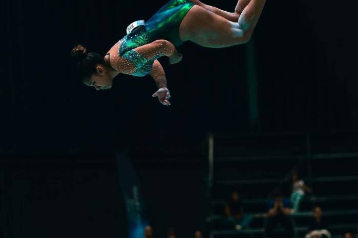 La gimnasta panameña, junto a su equipo de entrenadores y fisioterapeuta, celebra un nuevo triunfo internacional con la medalla de bronce en salto.