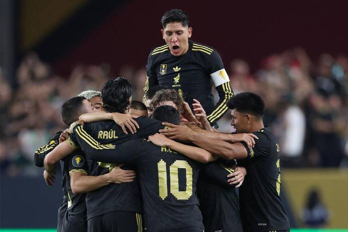El equipo mexicano celebrando su gol ante Arabia Saudita en los cuartos de final de la Copa Oro 2025.