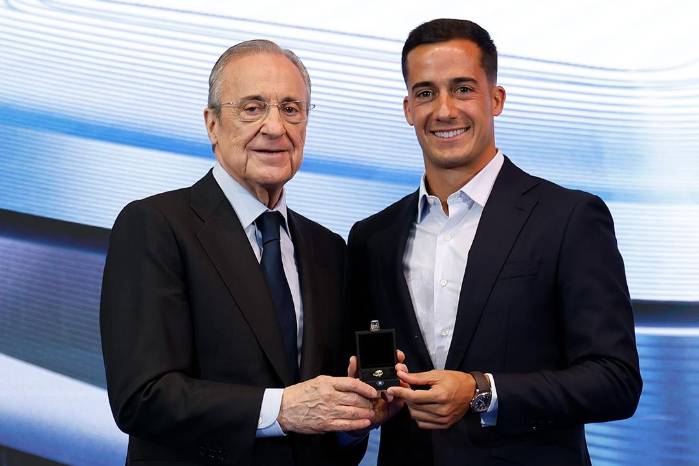 El presidente del Real Madrid, Florentino Pérez (izq.) y Lucas Vázquez durante su despedida del equipo.