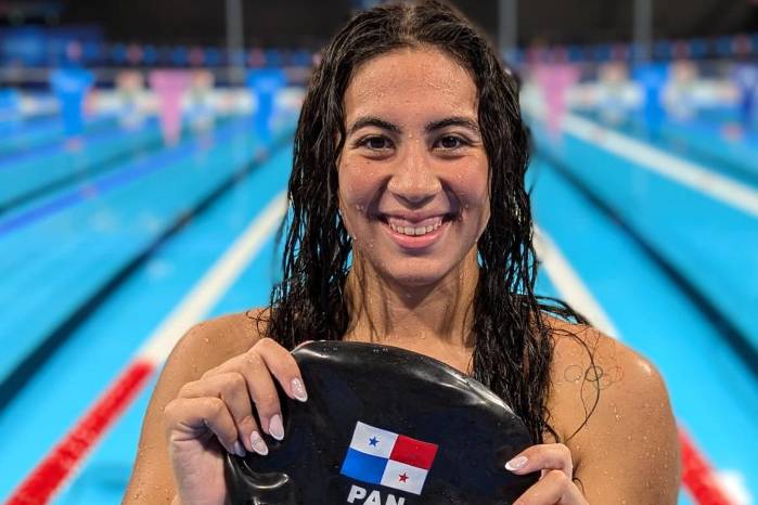 Emily Santos emocionada con su logro.