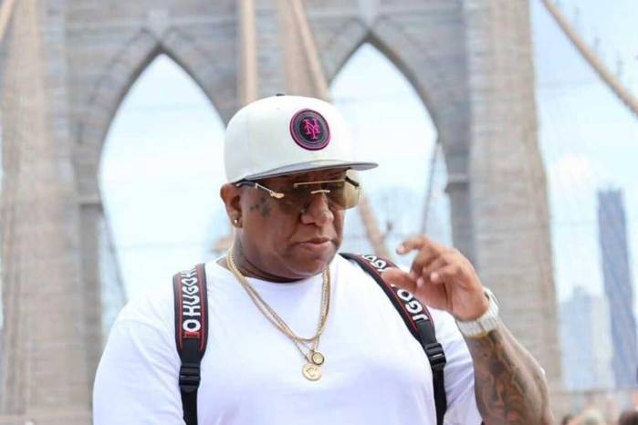 En la publicación menciona que, para el artista, el escenario también será un espacio para canalizar el duelo con respeto y fortaleza, en una profesión donde muchas veces el dolor se vive en silencio.