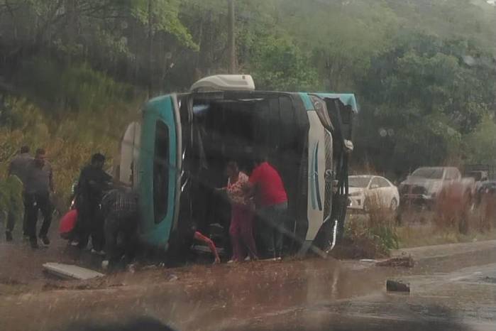 El bus quedo volcado hacia un lado de las vías contraria que dirige hacia Coclé.
