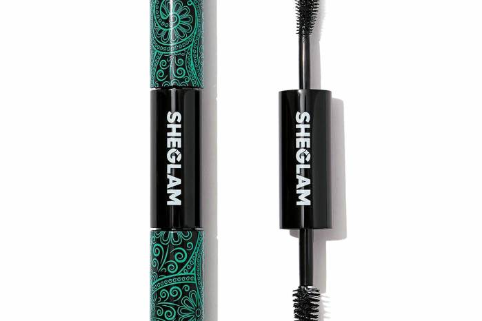 Rellenar las cejas para darles forma y resaltar las pestañas con varias capas de rimel