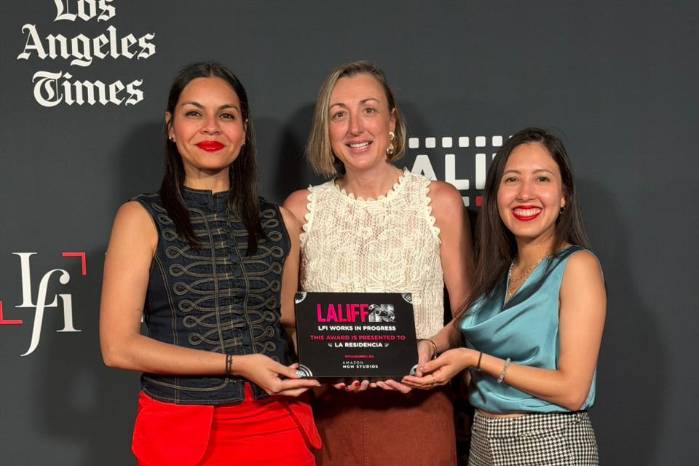 Mariel García Spooner y Melanie Vizuete recibiendo el fondo en Los Ángeles (Estados Unidos).