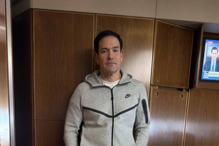 El outfit de Marco Rubio desata comparaciones con Nicolás Maduro.