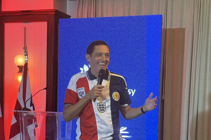 El embajador Greg Houston lució una camiseta de fútbol que integra los emblemas de Panamá, Escocia e Inglaterra, diseñada por un proyecto de moda sostenible Mott.Project.