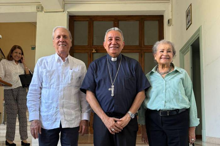 Fotografía que capta a Ulloa junto a familiares de Spadafora.