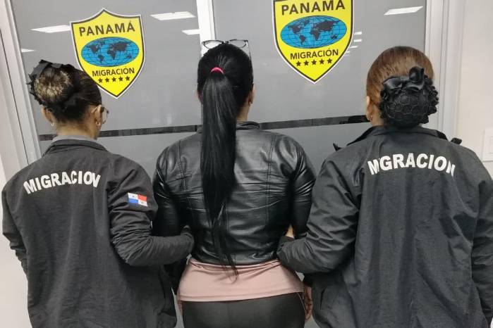Según la información contenida en la notificación judicial, la mujer es requerida dentro de un proceso penal por la presunta comisión de un delito contra la seguridad colectiva relacionado con drogas.