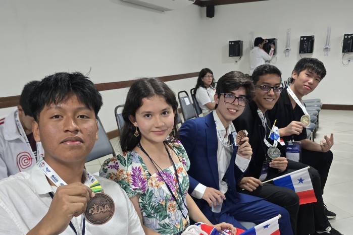Estudiantes panameños más destacados en física, astronomía y cohetería.