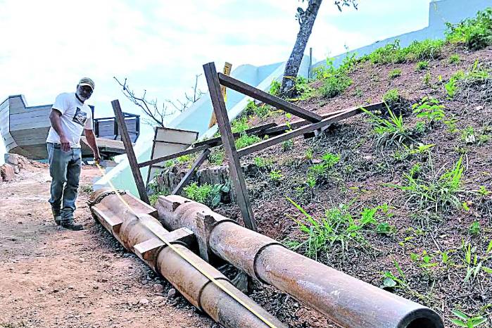 Samuel Pérez, encargado del proyecto, prepara los cañones para su nuevo emplazamiento.
