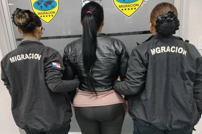 Según la información contenida en la notificación judicial, la mujer es requerida dentro de un proceso penal por la presunta comisión de un delito contra la seguridad colectiva relacionado con drogas.