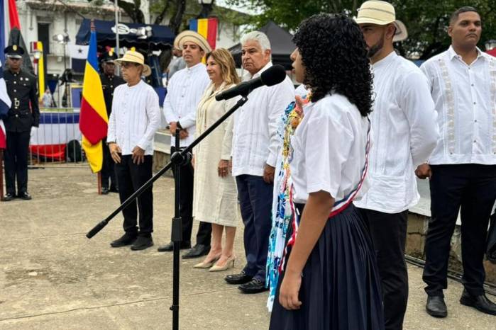 El parque Simón Bolívar fue escenario del inicio de las celebraciones patrias, con la participación de las autoridades, rindiendo tributo a la historia.