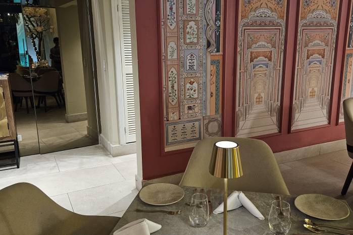 La decoración es elegante, con toques tradicionales.