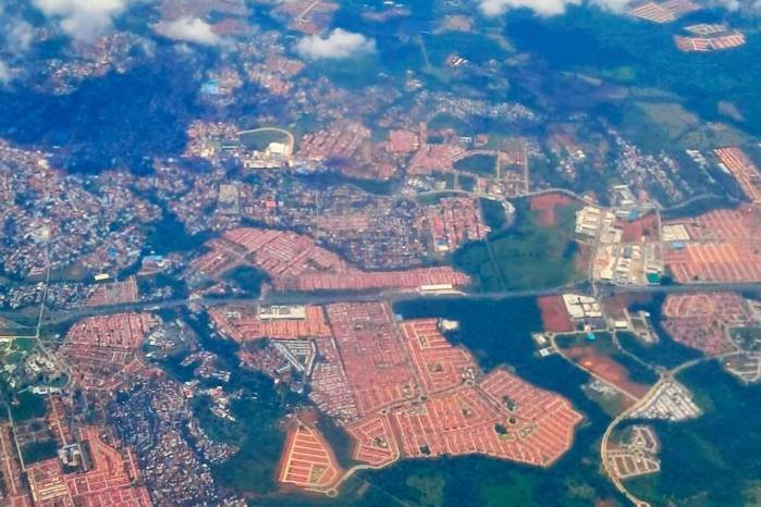 El Decreto 54 de 2009, orientado a regular el diseño y construcción de vivienda social, permite “colocar la acera de un solo lado siempre y cuando tenga 1.20 metro de ancho”.